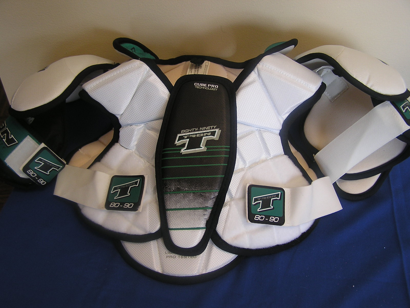 Tron 8090 Senior Hockey Shoulder Pads Size Adult Medium Pads & Guards