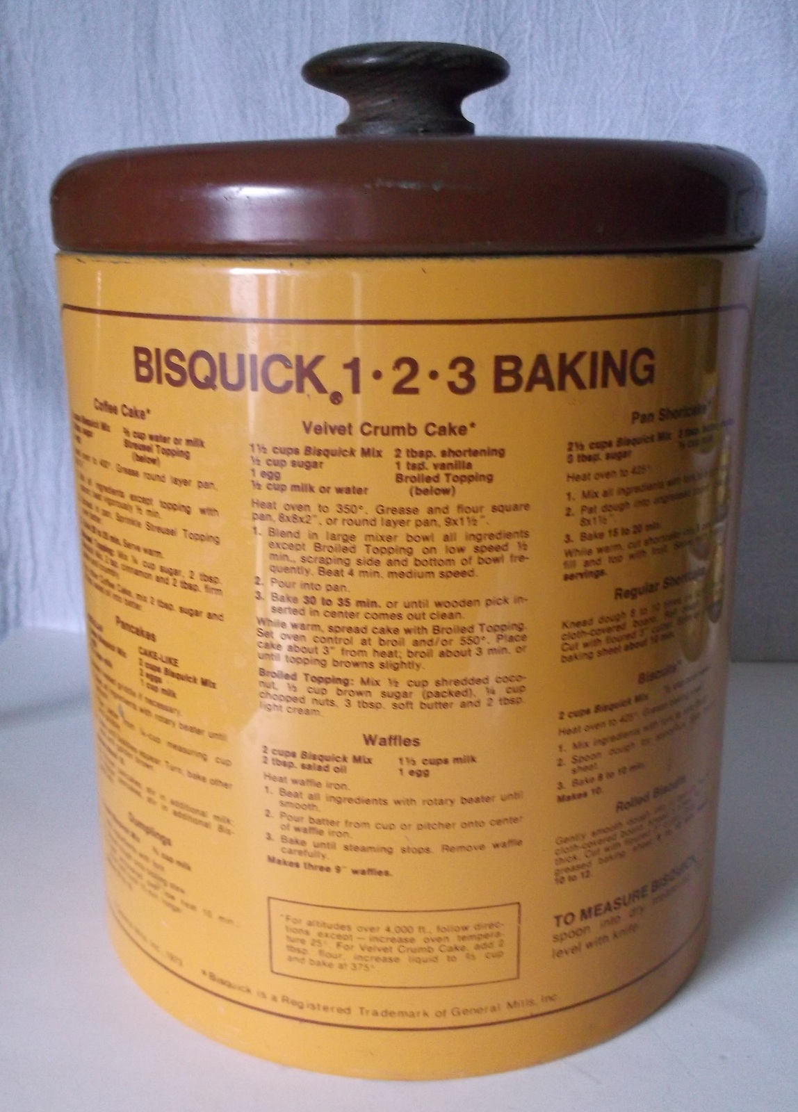 Vintage BISQUICK Baking Tin with Lid RECIPES on Back 1973 General Mills