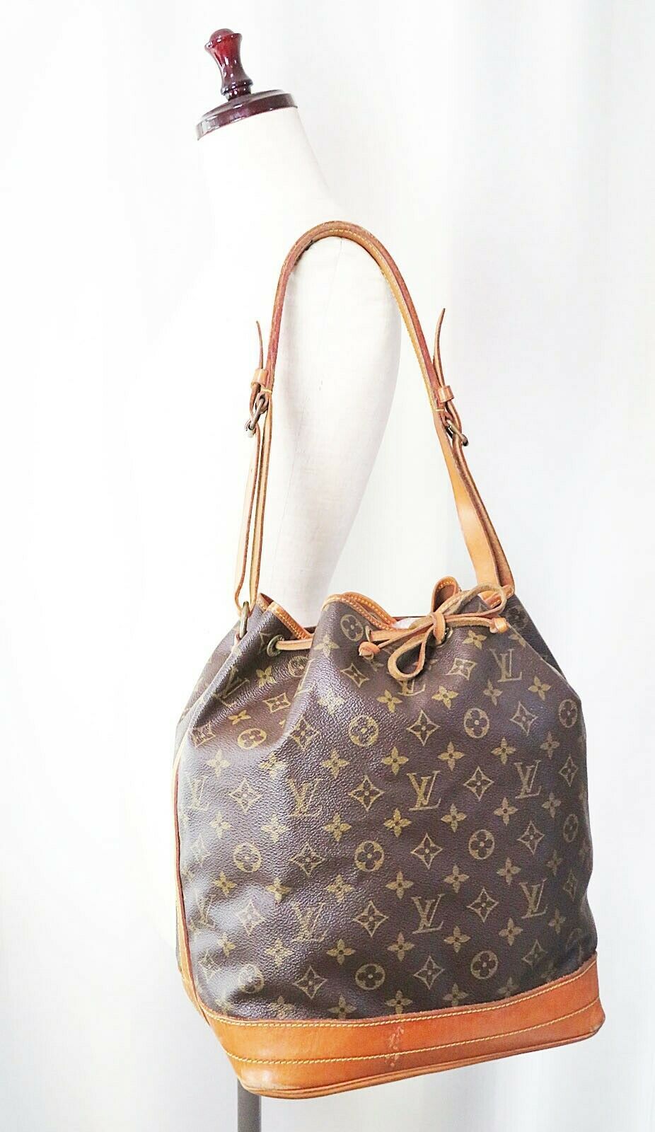 Louis Vuitton Tote Bag With Zipper - 40 For Sale on 1stDibs