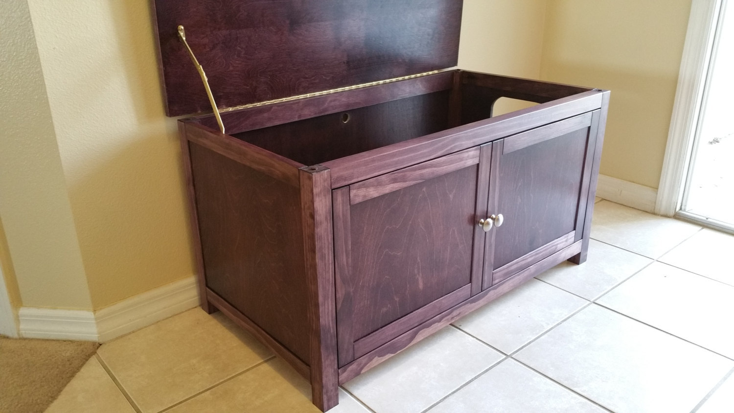 Low Cat Litter Box / Bathroom, Odor Free. Smooth Sides, Hinged