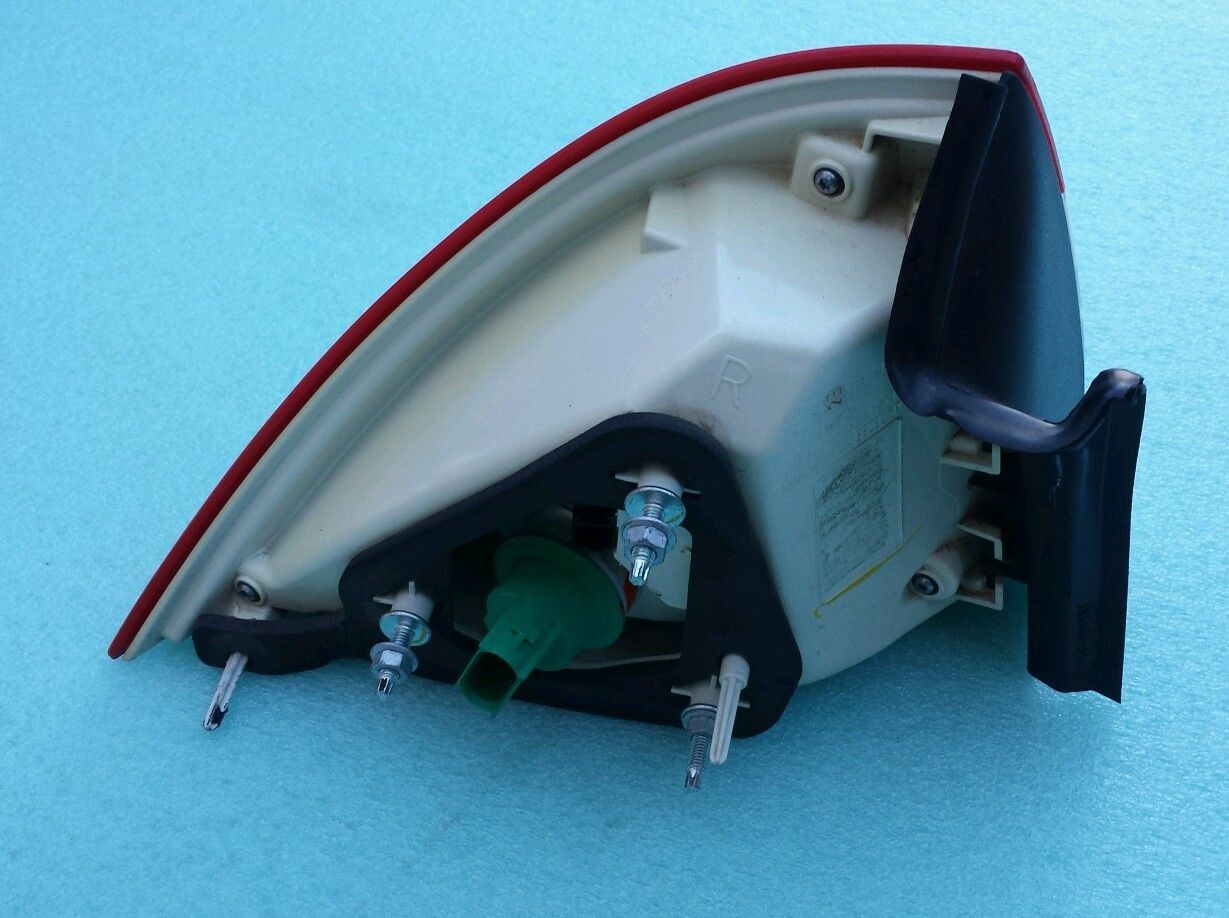 MERCURY MILAN RH PASSENGER'S SIDE OUTER TAIL LIGHTLAMP ASSEMBLY 2006