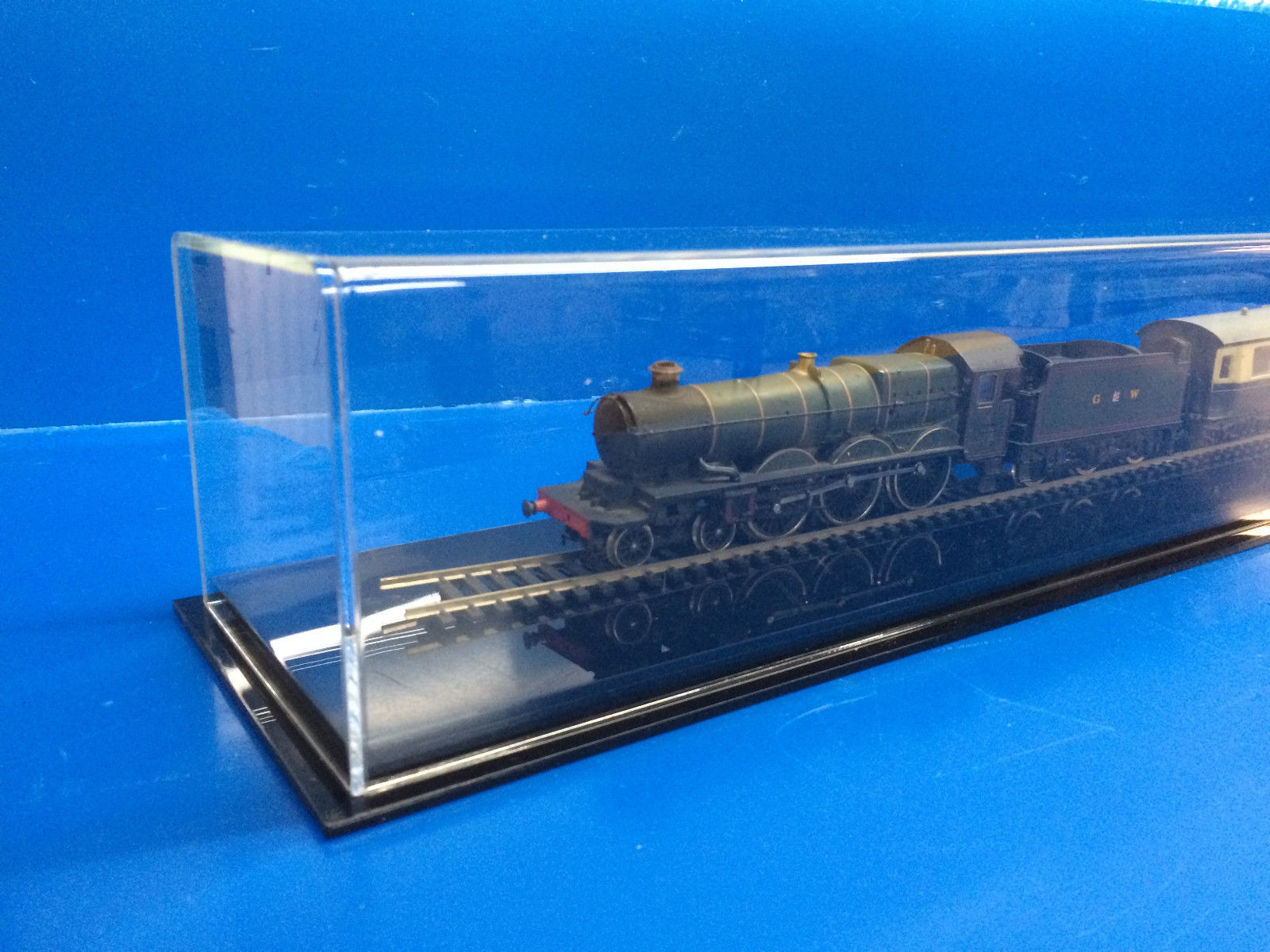 Train Display case HO scale 39 long with black acrylic base UV 