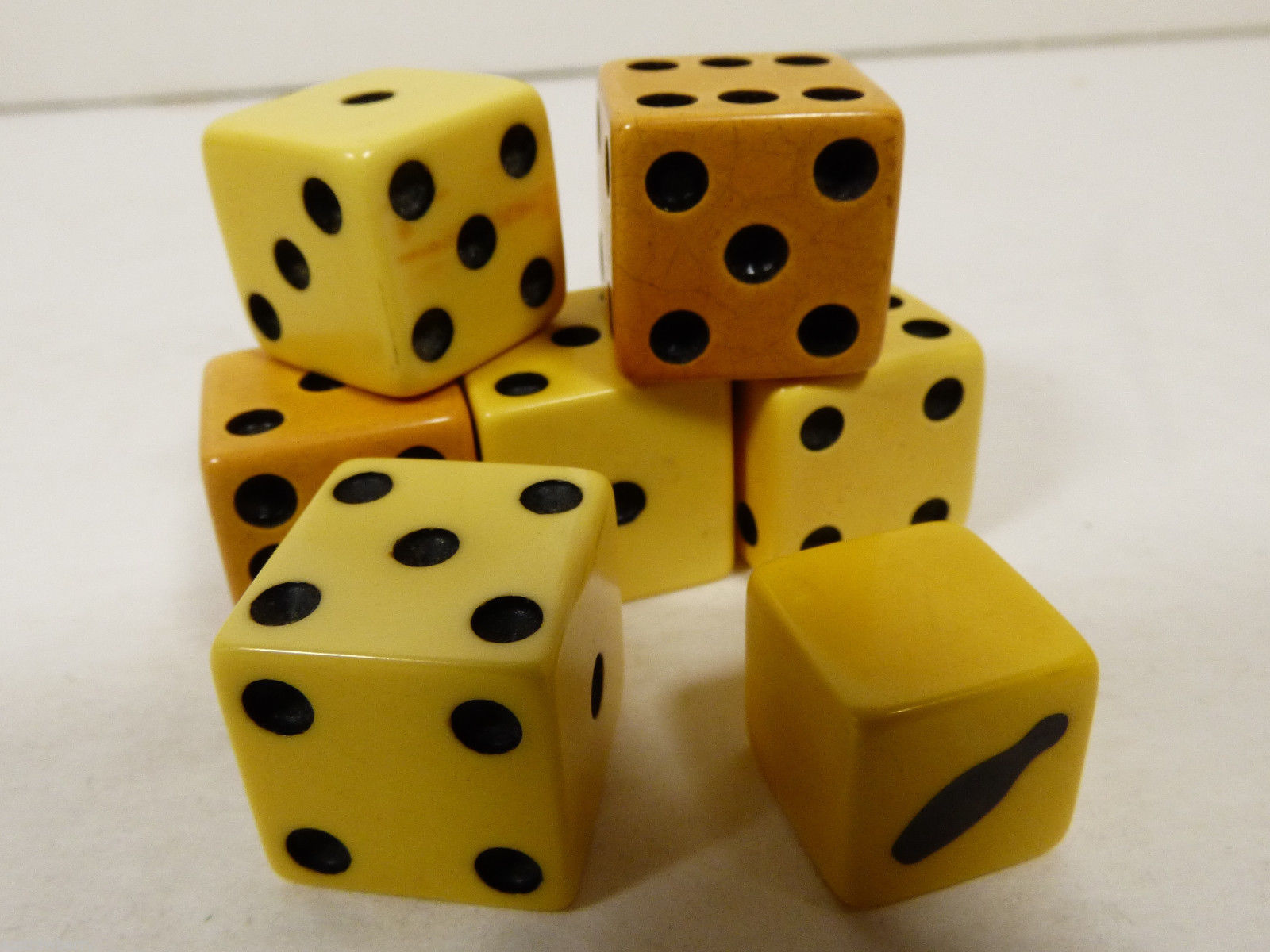 VTG 1930's Set of 7 Bakelite Dice small Bowling Pin Dice Bakelite