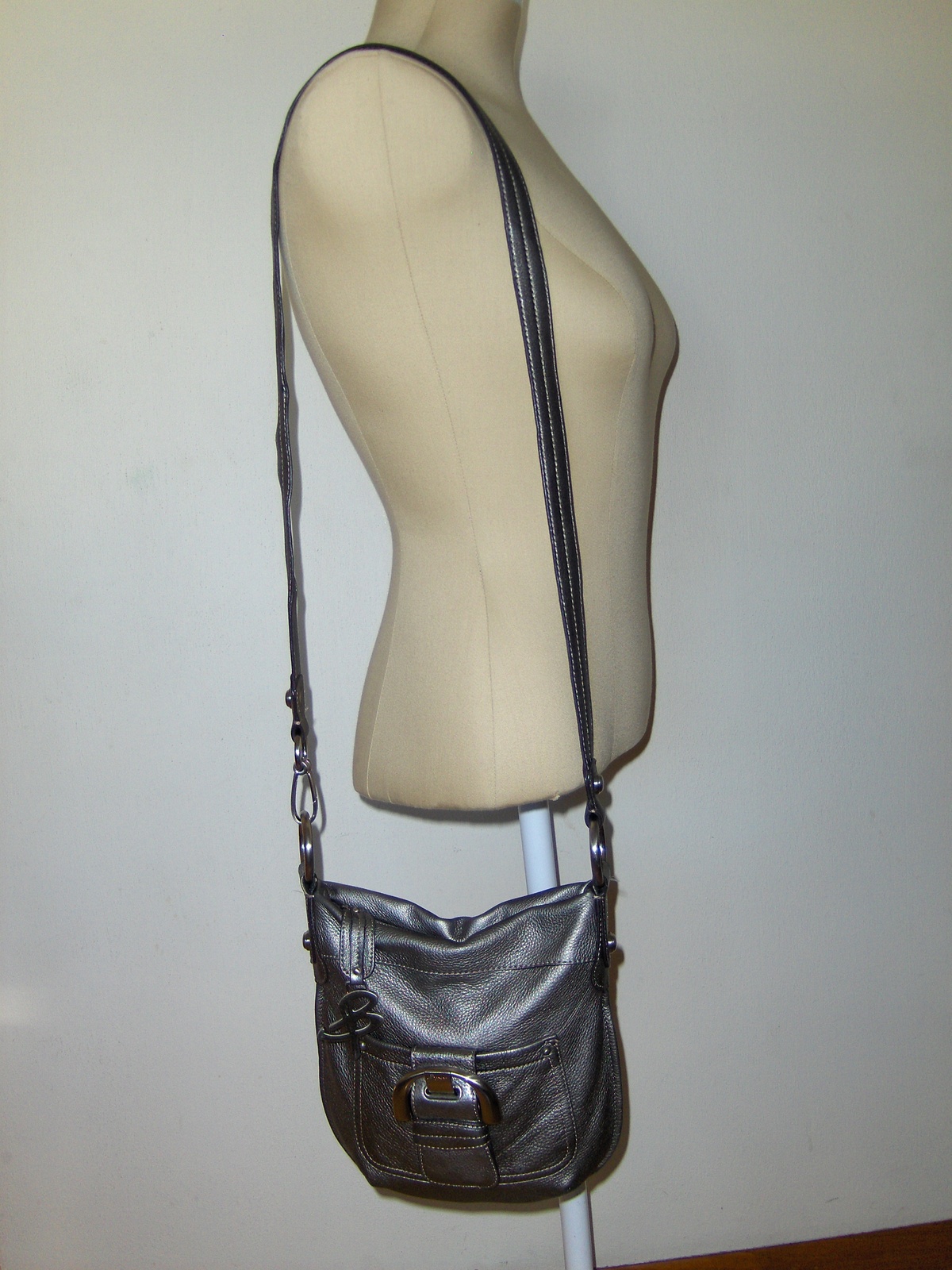 B. Makowsky Silver Leather Crossbody Purse Shoulder Bag Metallic Moto