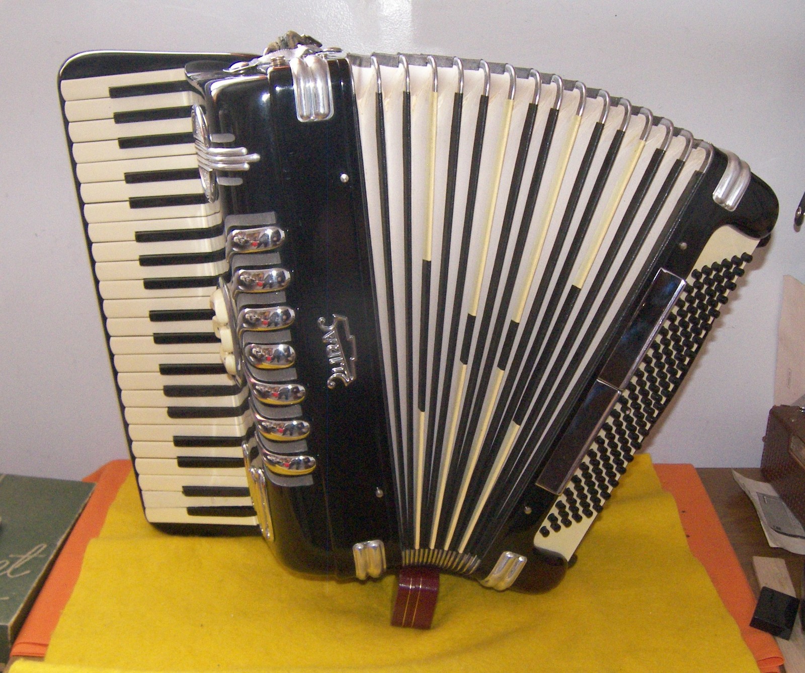 Lira Accordion 120 Bass Made In Italy - Musical Instruments & Gear