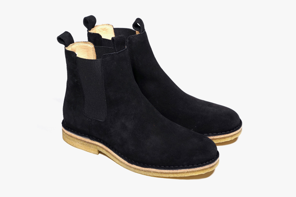 Handmade men Chelsea leather boots with crepe sole, Men black leather