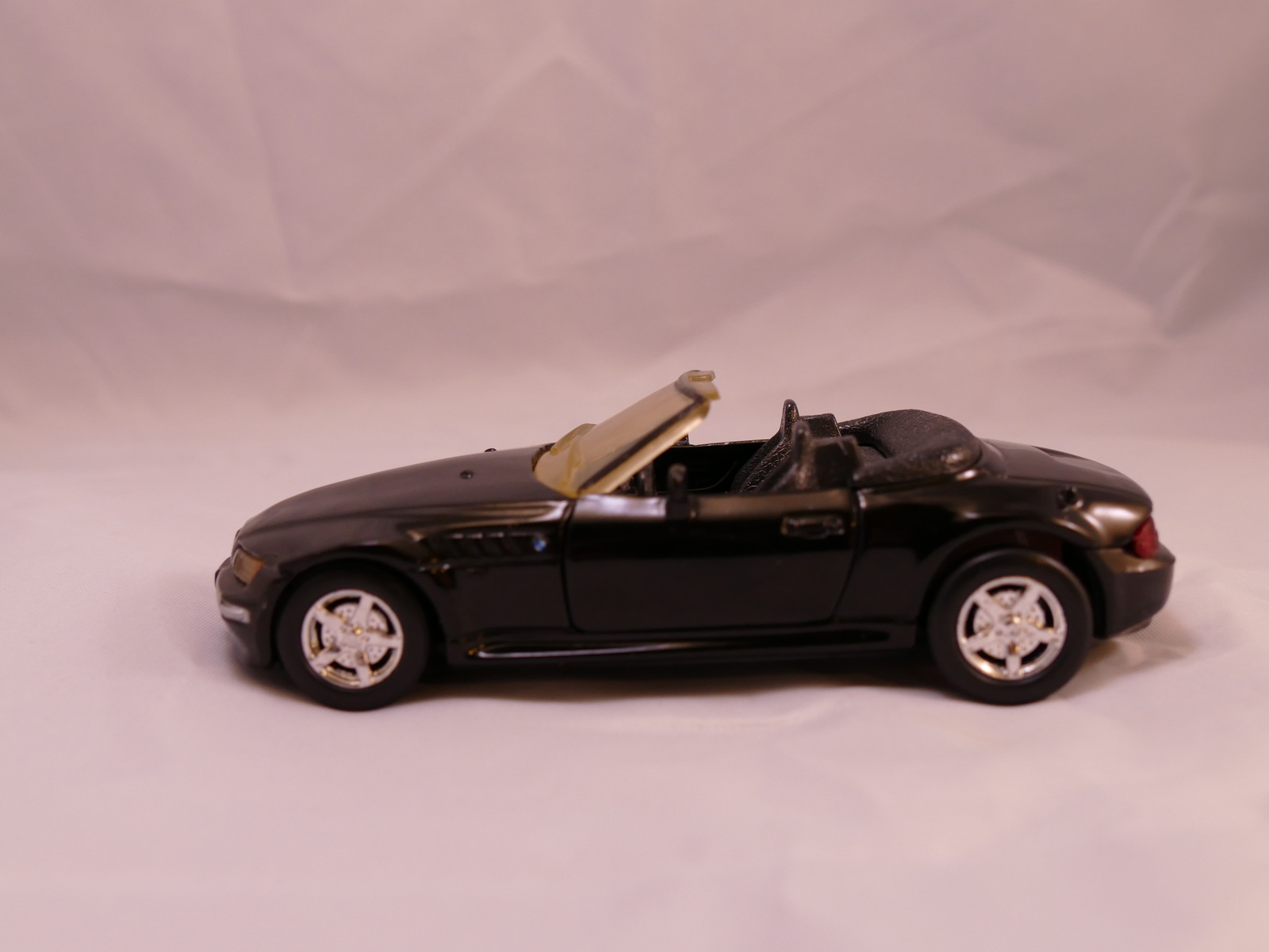Tins Toys BMW Z3 Diecast Car Officially Licensed Product Scale 136