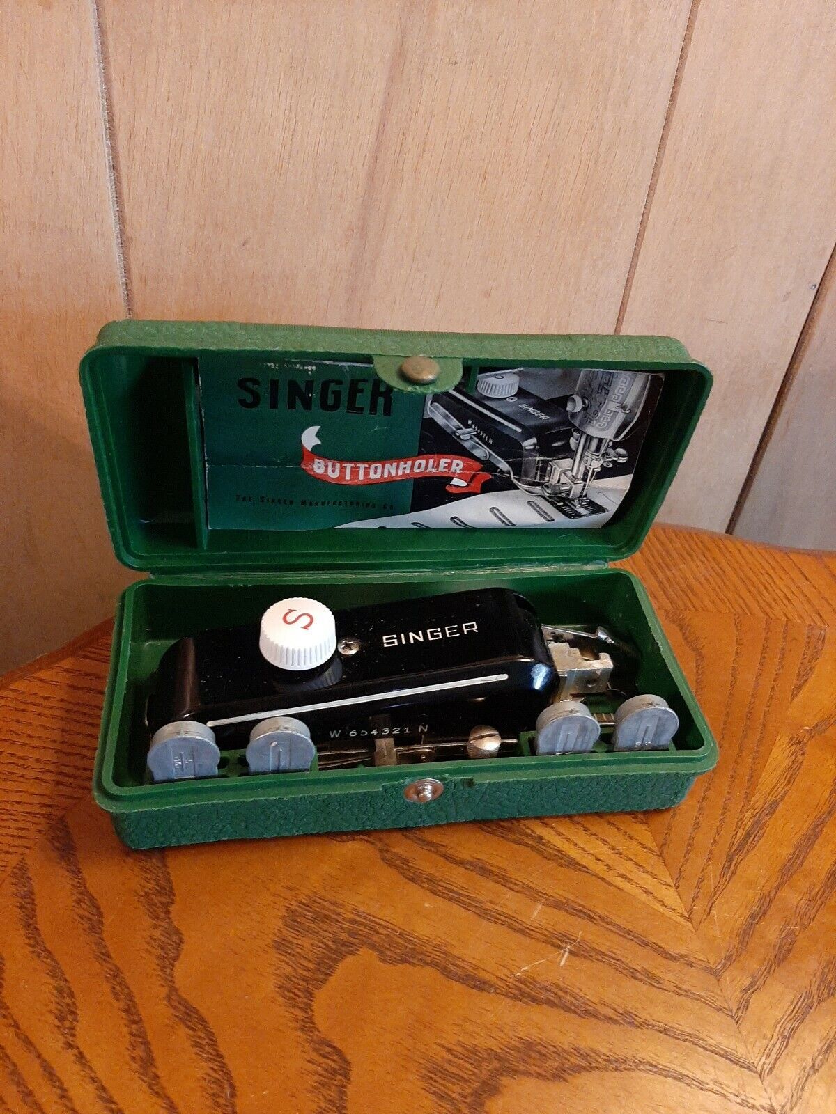 Vintage Singer Sewing Buttonholer #160506 in Original Box - $13.99