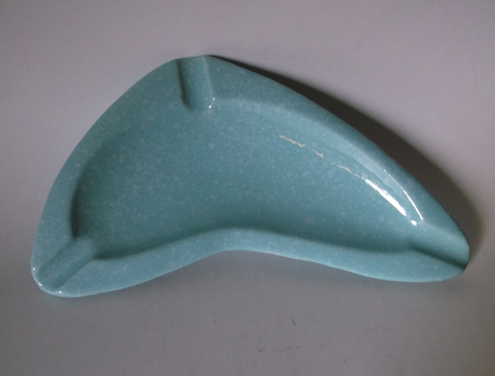 MCM_Shawnee_Boomerang_Ashtray_Turquoise_Speckled_White_WHOLE.jpg