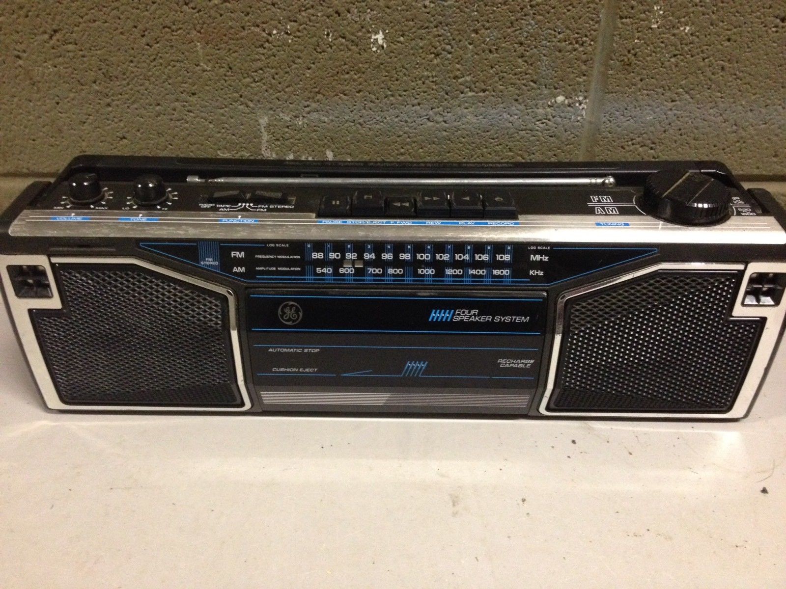 GE 35622B Vintage Portable AM/FM Cassette Player Radio Boombox (a32