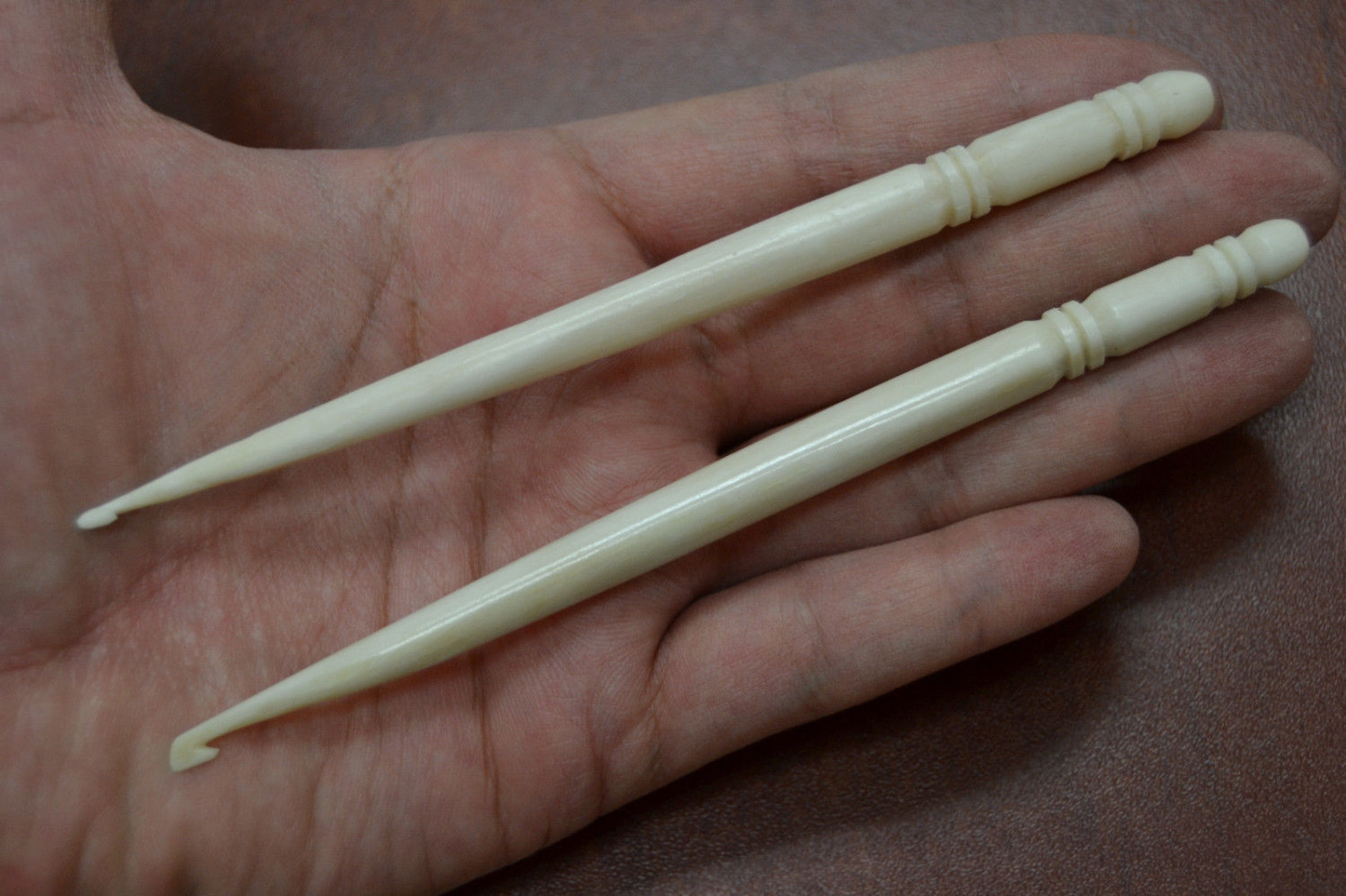 2 pcs carved buffalo bone sewing KNITTING CROCHET NEEDLE t1413c