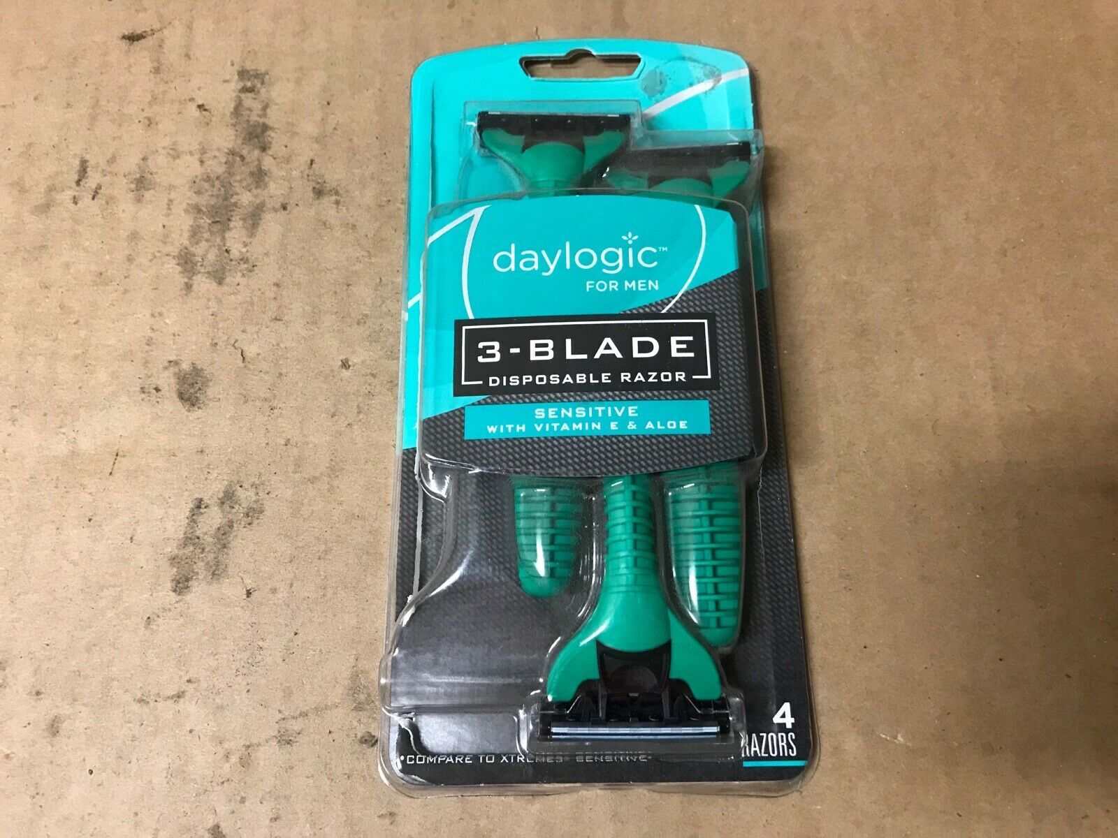 NEW WITH DEFECT Daylogic 3 Blade Disposable Razor Sensitive for Men