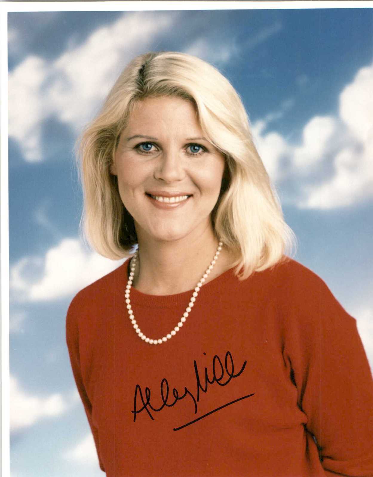 Alley Mills Signed Autographed Glossy 8x10 Photo - Photographs