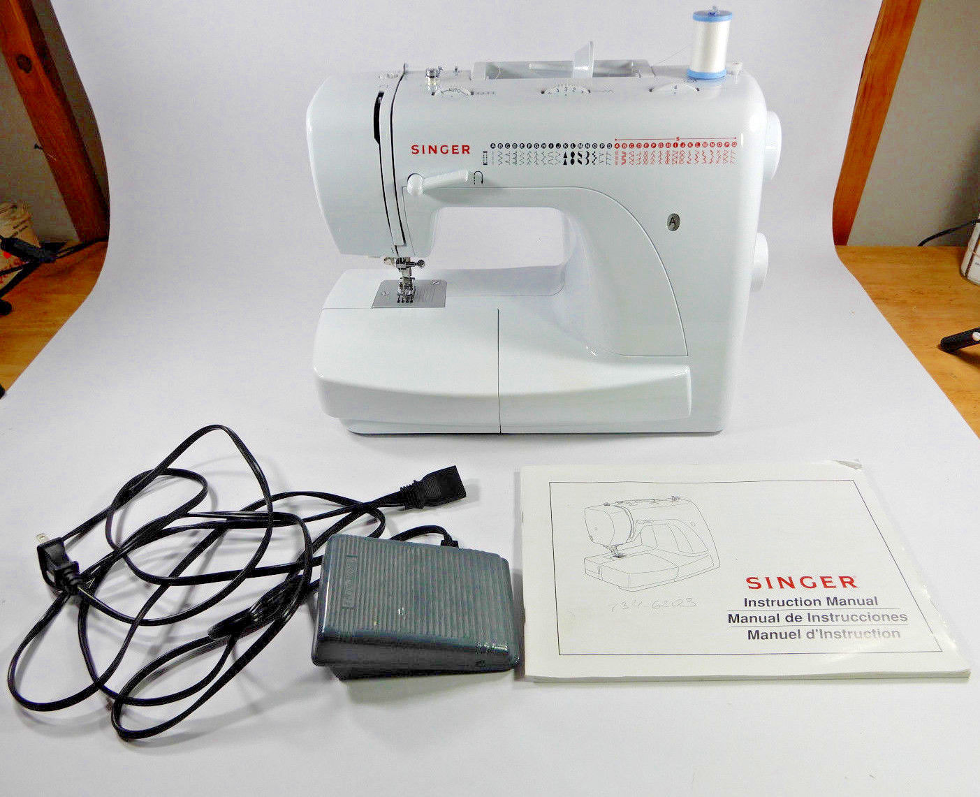 SINGER 2932 Sewing Machine 35 Builtin Patterns with manual..TESTED
