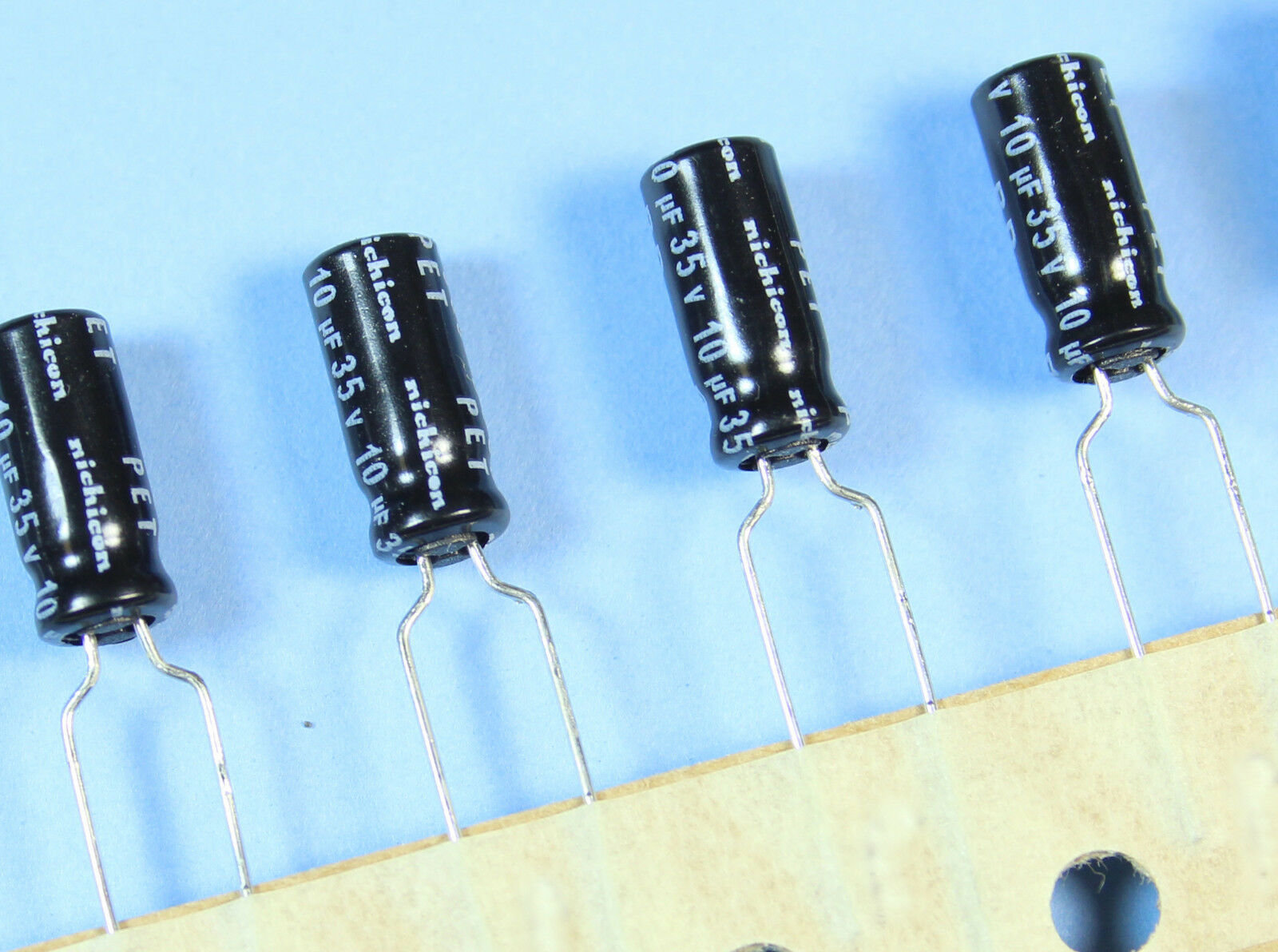 Конденсатор между. 10uf 50v конденсатор Nichicon. Конденсатор Nichicon 47uf 35v. Capacitor 35v 22 UF. 2.2MF 50v неполярный конденсатор.