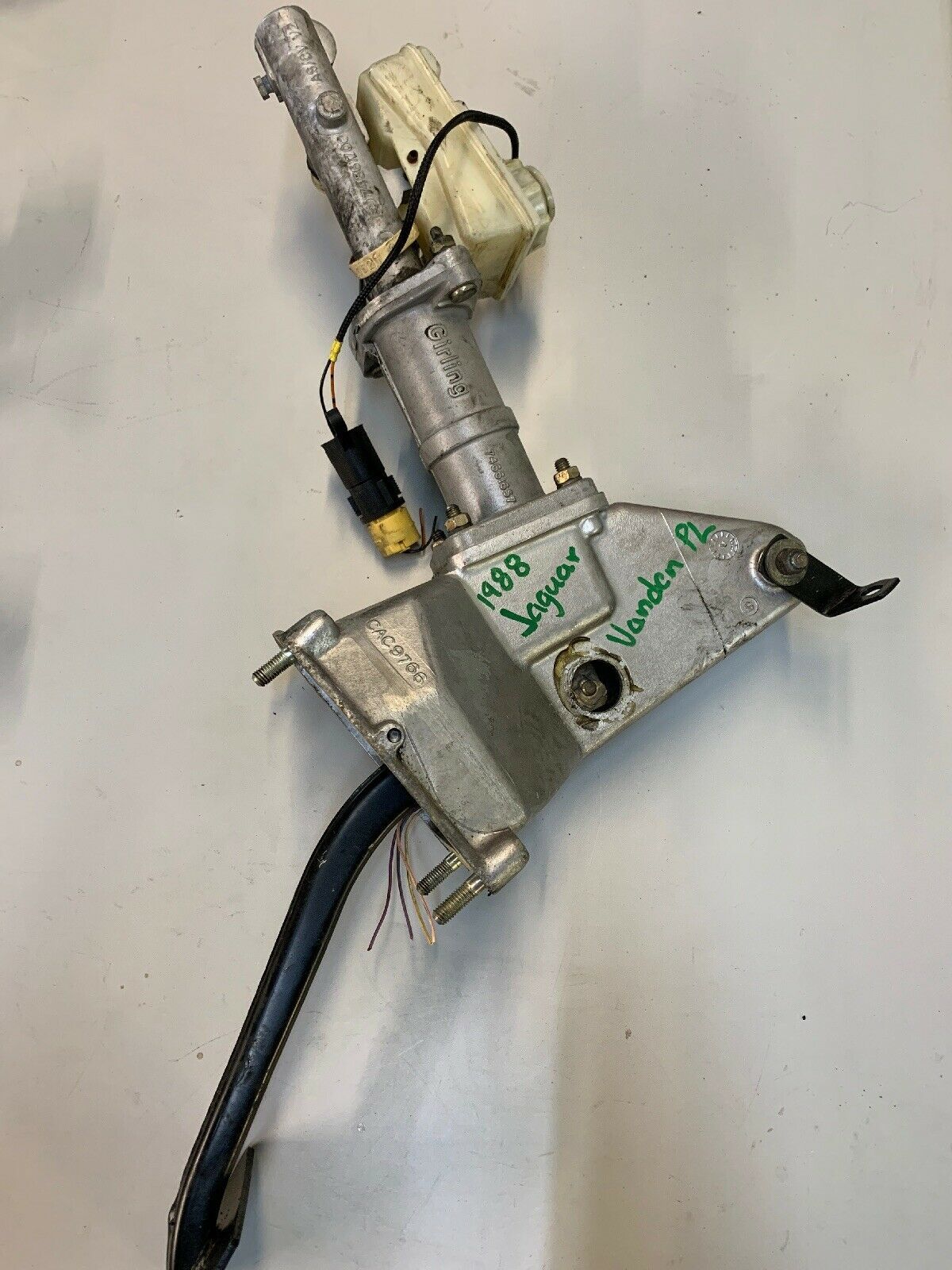 Jaguar XJ6 VandenPlas 1988 1989 Power Brake Booster JLM1556 / 74661657
