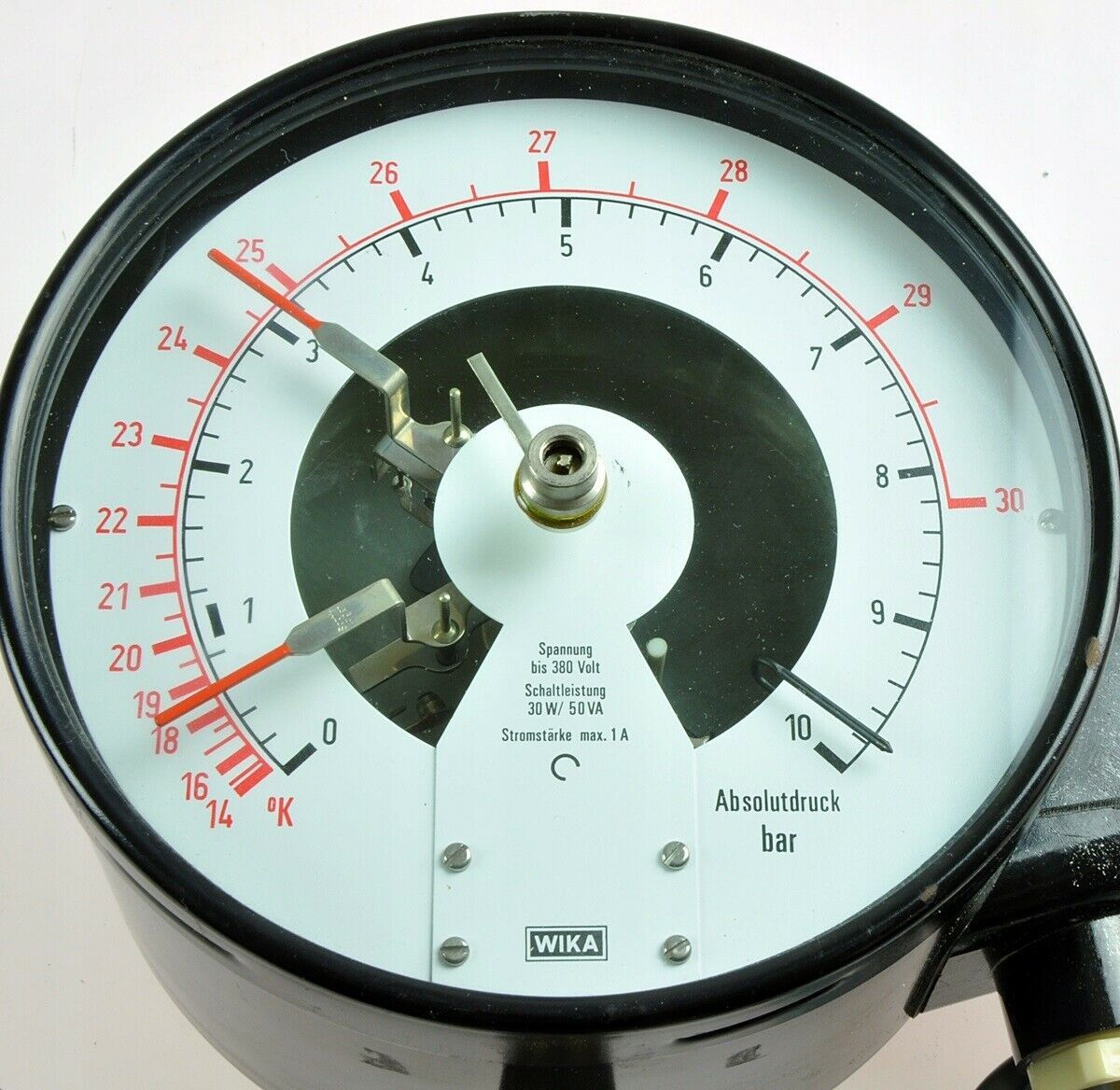 82.21 WIKA Thermomanometer for the vacuum chamber /.1 0692