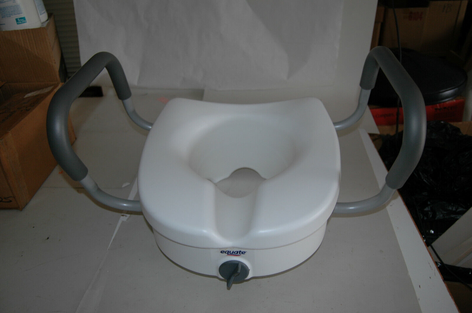 Equate Locking Raised Toilet Seat w/adjustable comfort Handles, White