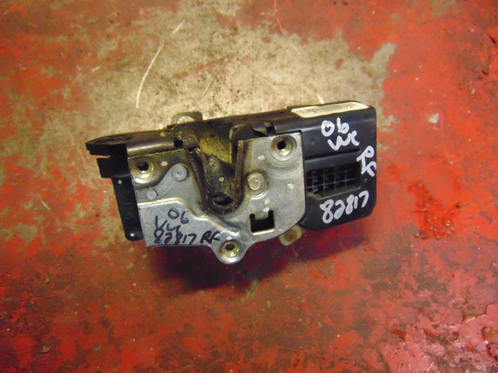 07 06 Saturn VUE oem passenger side right front door latch & power lock