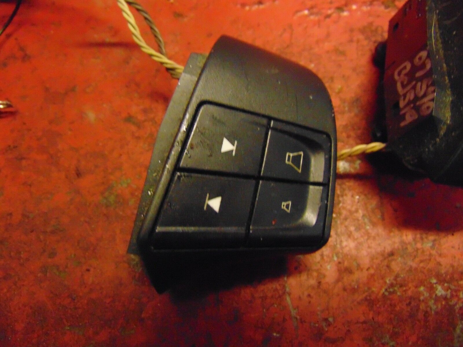 05 06 07 Volvo S40 steering wheel mounted radio audio cruise control