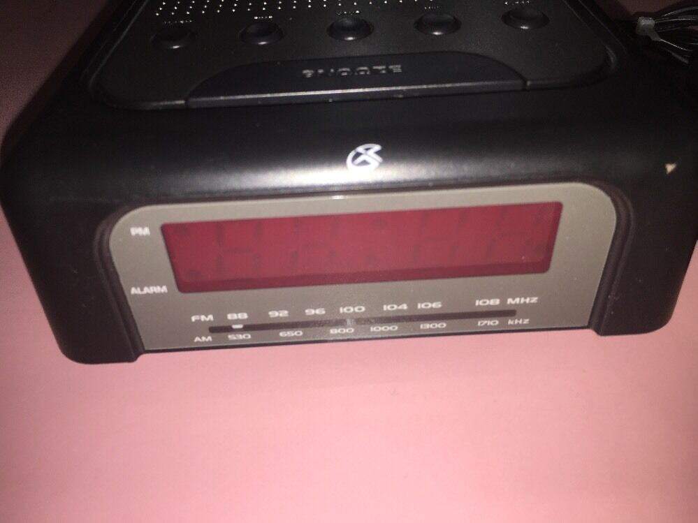 GPX (C208B) AM / FM Digital Clock Radio Alarm Clock w/ Power Supply