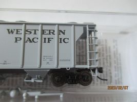 Micro-Trains # 09500022 Western Pacific PS-2, 2-Bay Covered Hopper. N-Scale image 3