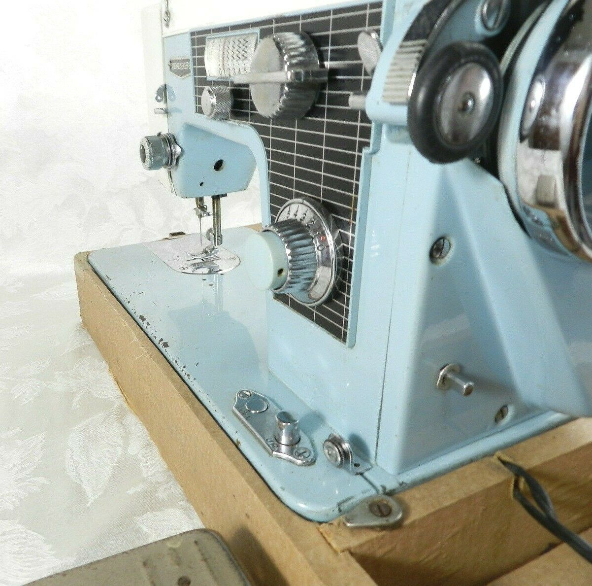 Vintage Good Housekeeper Sewing Machine Model 290 JA3 Turquoise Blue