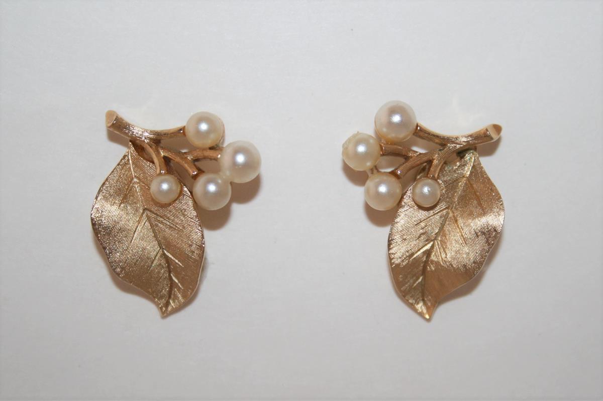 14K GOLD FILLED EARRINGS Details about   VINTAGE TRIFARI CROWN COLLECTION FAUX DROP PEARL 