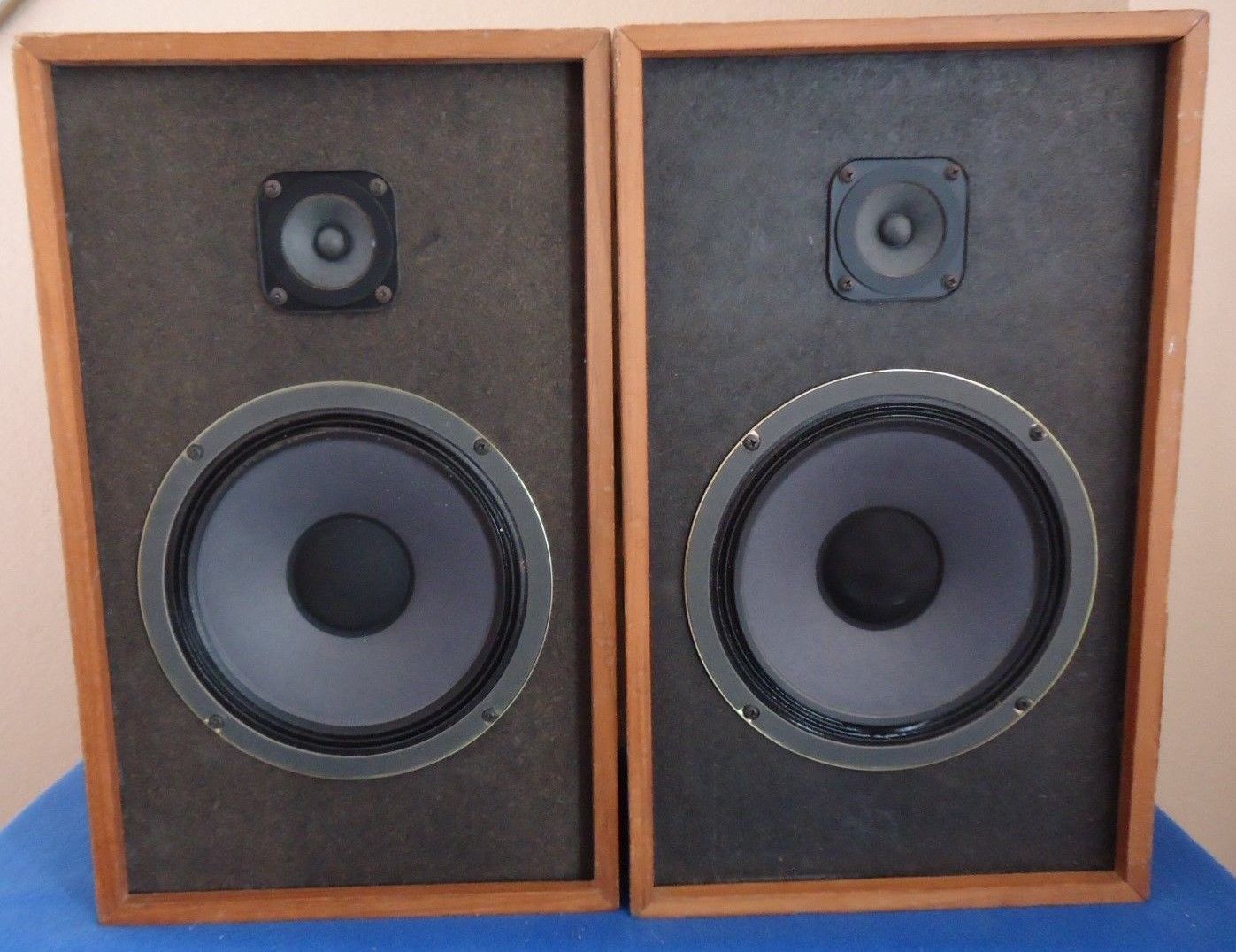 Realistic MC1201 Bookshelf 8 inch Speakers, See Video ! Vintage Speakers