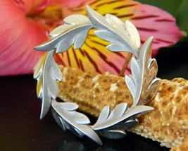 Vintage Sterling Silver Wreath Brooch Pin Leaves DCE Curtis Signed - $17.95