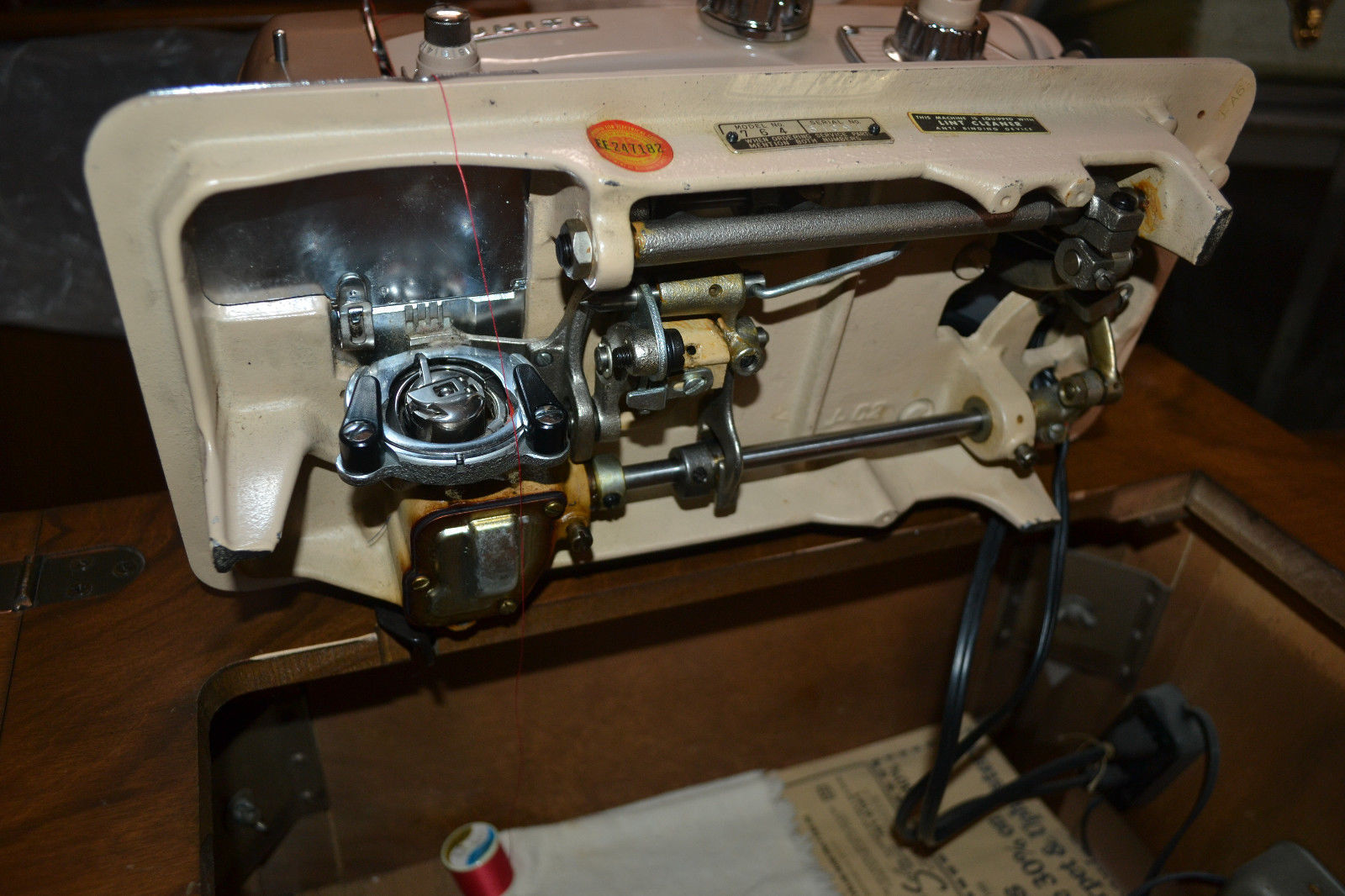 Vintage WHITE Zig Zag Sewing Machine Wood Sewing Machines