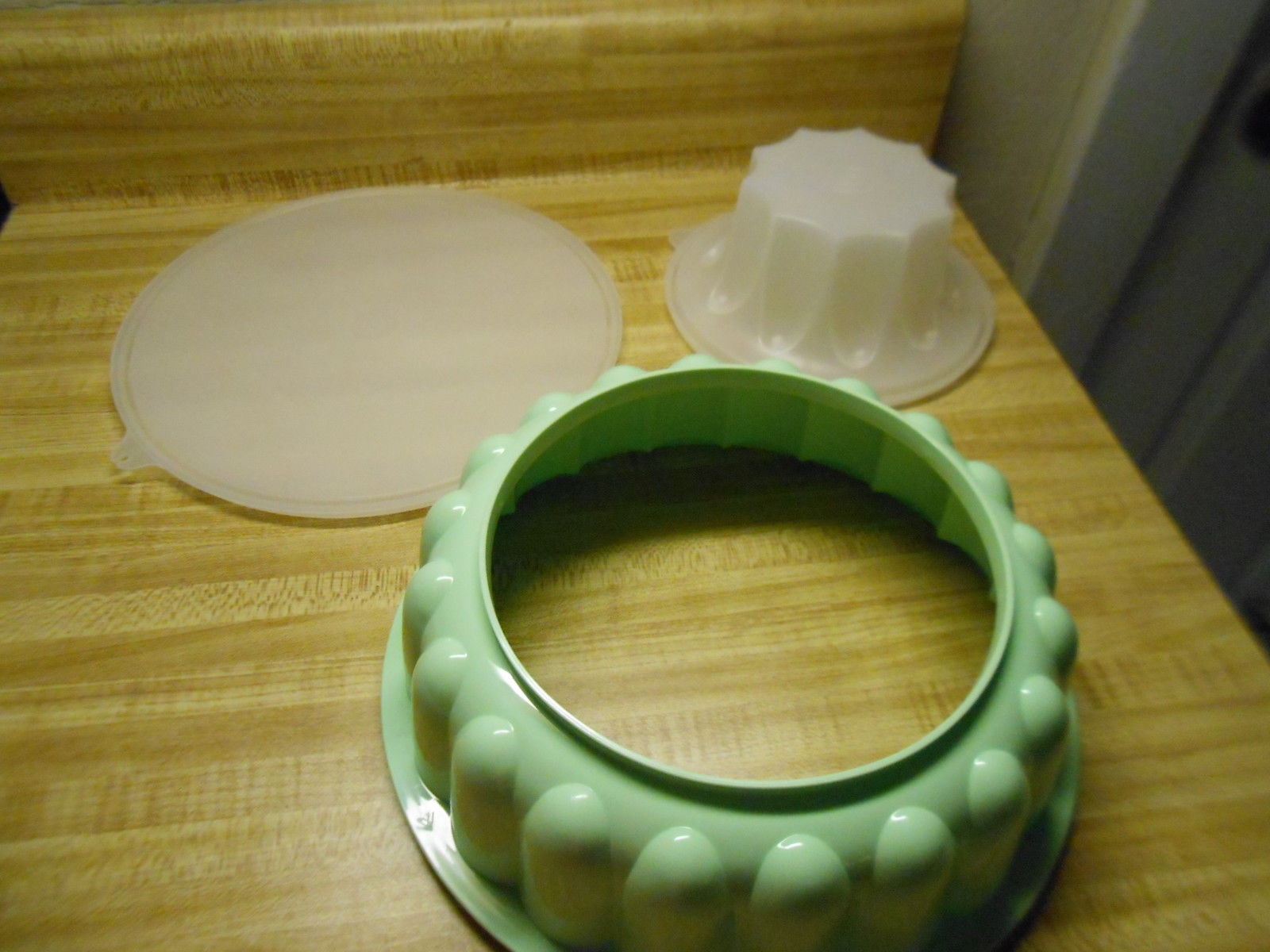 Tupperware green jello mold jelring jello mold ice/jello/meatloaf