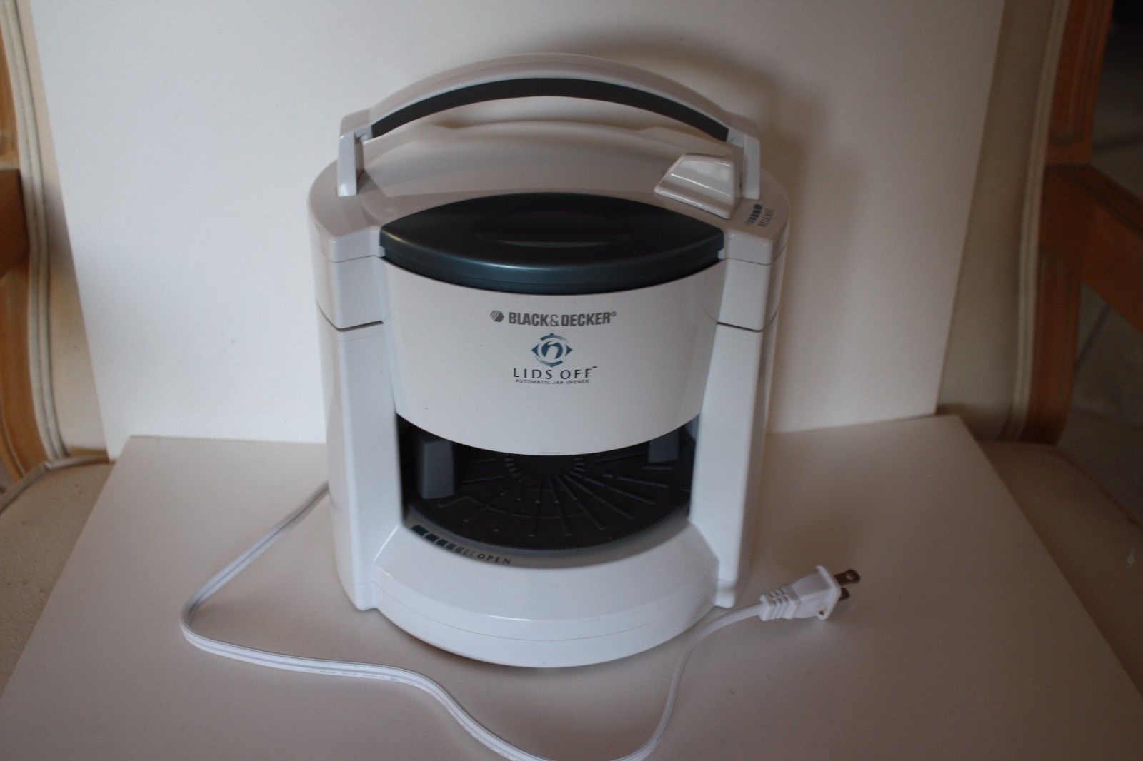 Black and Decker Hands off electric jar opener JW200 WHITE Can