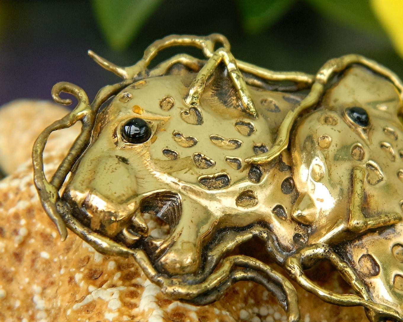 Vintage Two Leopard Jungle Cats Heads Brooch Pin Pendant Brass Figural