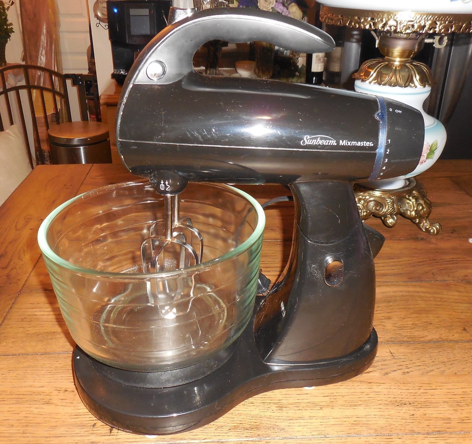 Sunbeam 2591 Black Mixmaster 350 Watts Chefs Stand Mixer & 4 Quart Glass Bowl Mixers (Countertop)