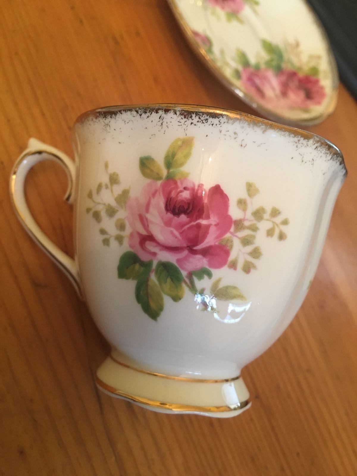 VINTAGE ROYAL ALBERT AMERICAN BEAUTY TEA CUP AND SAUCER SET CROWN CHINA CUP Cups & Saucers