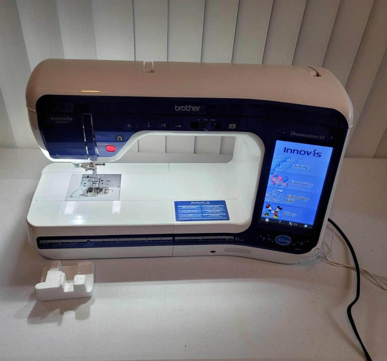 Brother InnovIs Disney Dreamweaver XE VM6200D Pro Sewing Embroidery
