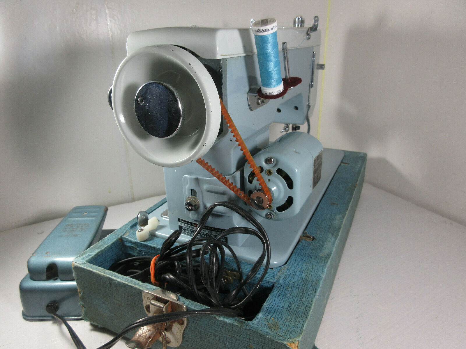 Dressmaker Deluxe Push Button ZigZag SWA2000 Heavy Sewing Machine w/ EXTRAS Machines