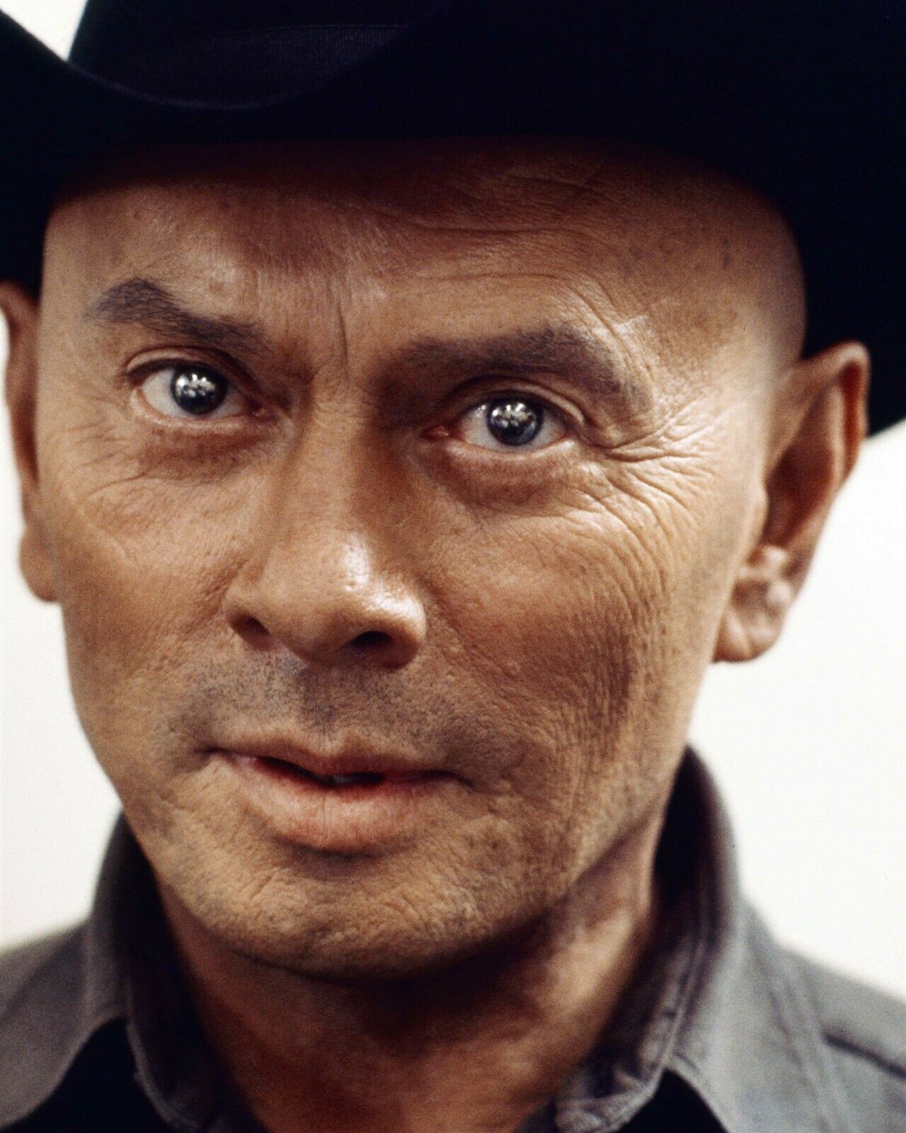 Yul Brynner with wild robotic stare as The Gunslinger 1973 Westworld 11x14 photo