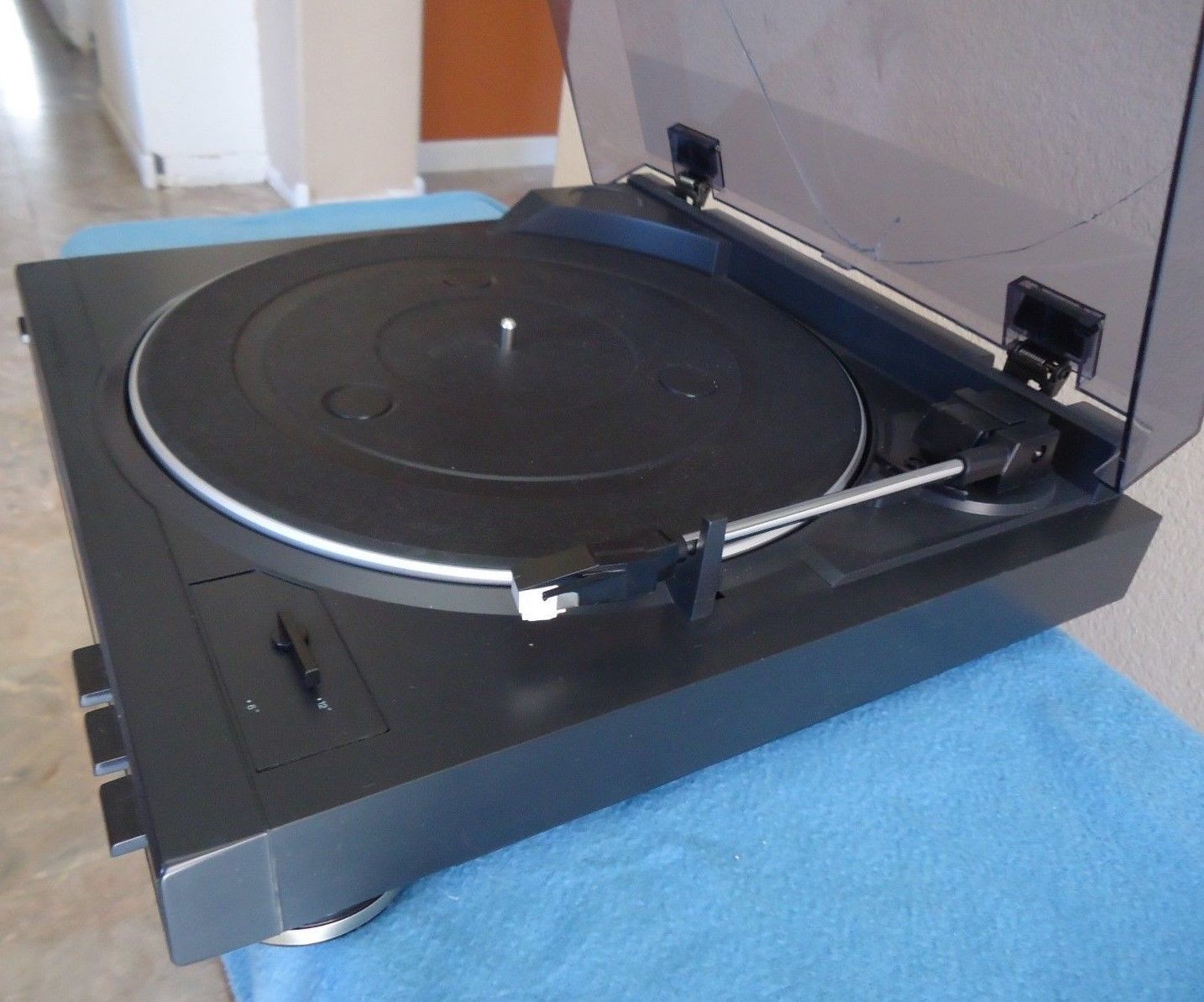 Radio Shack LAB1200 Belt Drive Automatic Turntable, Phono/Line out
