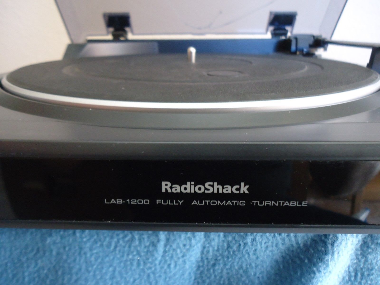 Radio Shack LAB1200 Belt Drive Automatic Turntable, Phono/Line out