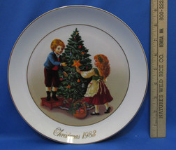 Vintage 1982 Collectors Plate Avon Christmas Memories Keeping The Tradition 22K - $6.92