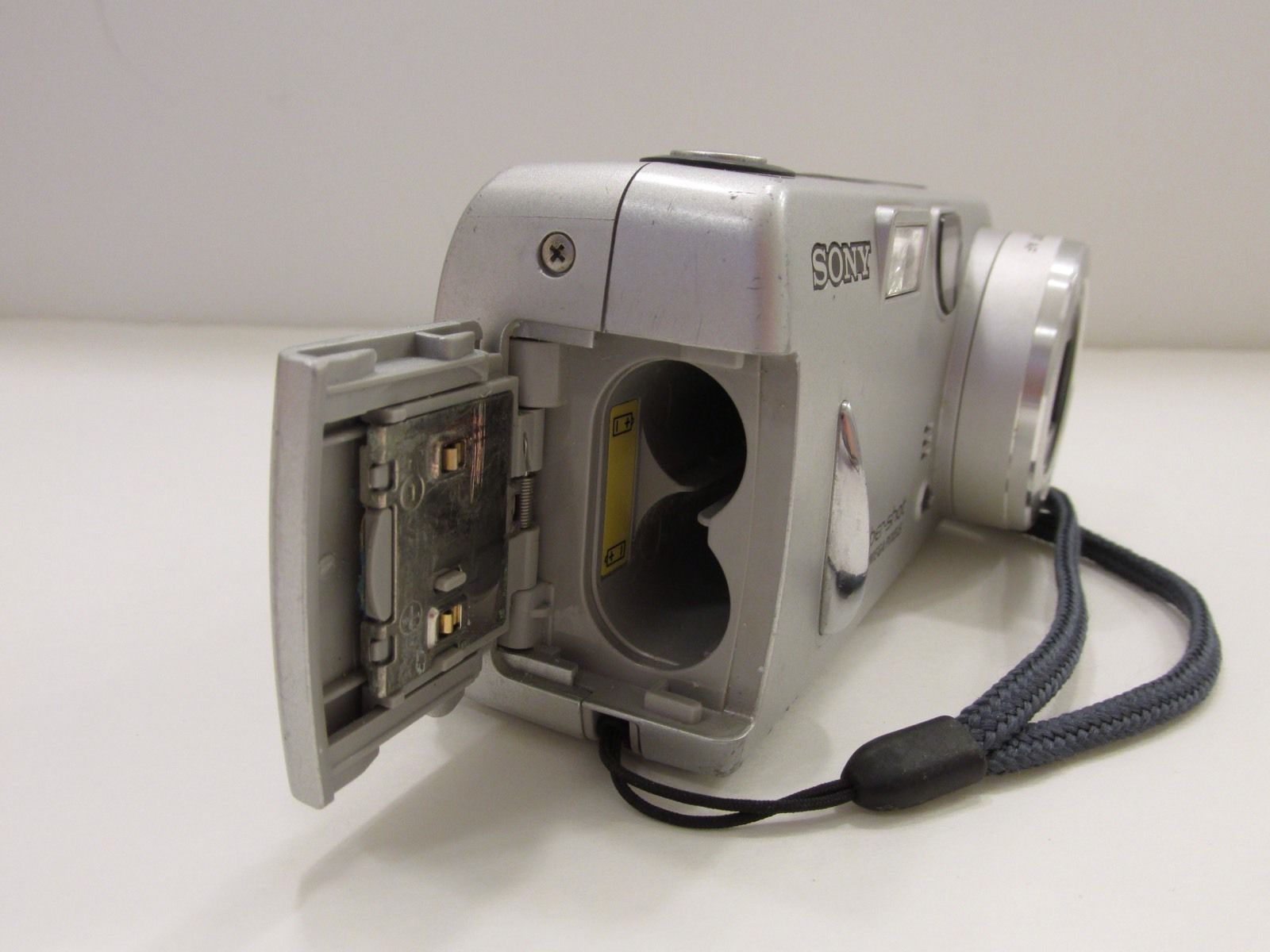 Sony Cybershot DSCP52 3.2MP Digital Camera w/ Memory Stick Digital