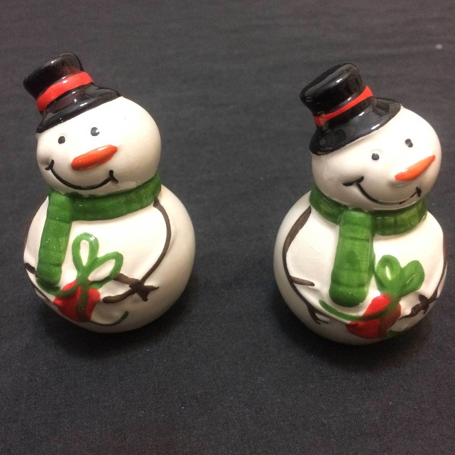 New Christmas Twins SANTA CLAUS SALT PEPPER SHAKERS Ceramic Holiday Classic SET