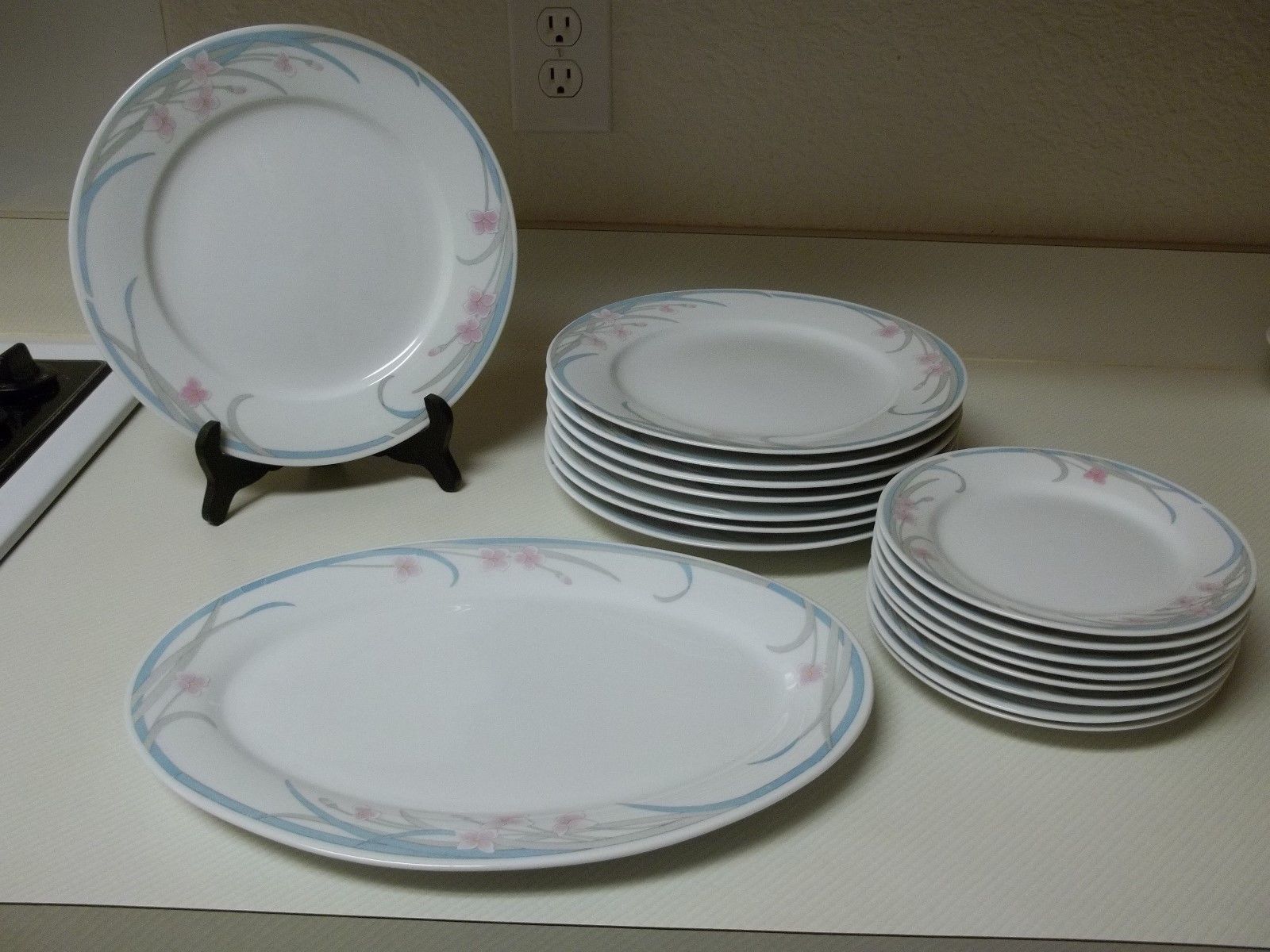 Gibson Stoneware Dinnerware Blue W Pink Flowers 16 Plates and Platter