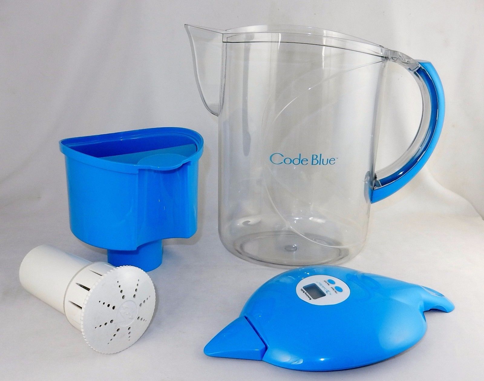 Water Filtration 2 Quart Pitcher w/Filter Brand New Code Blue 