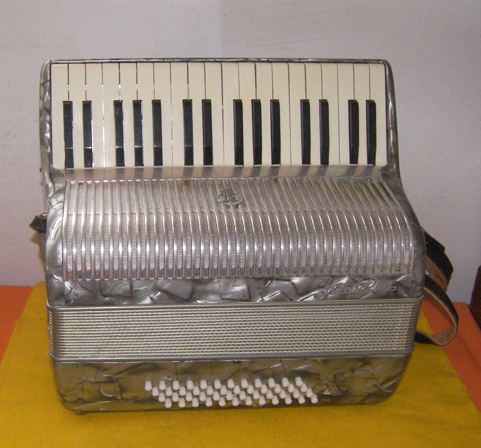 48 Bass Silver Colored Frontalini Accordion With Original Hard Case - Other