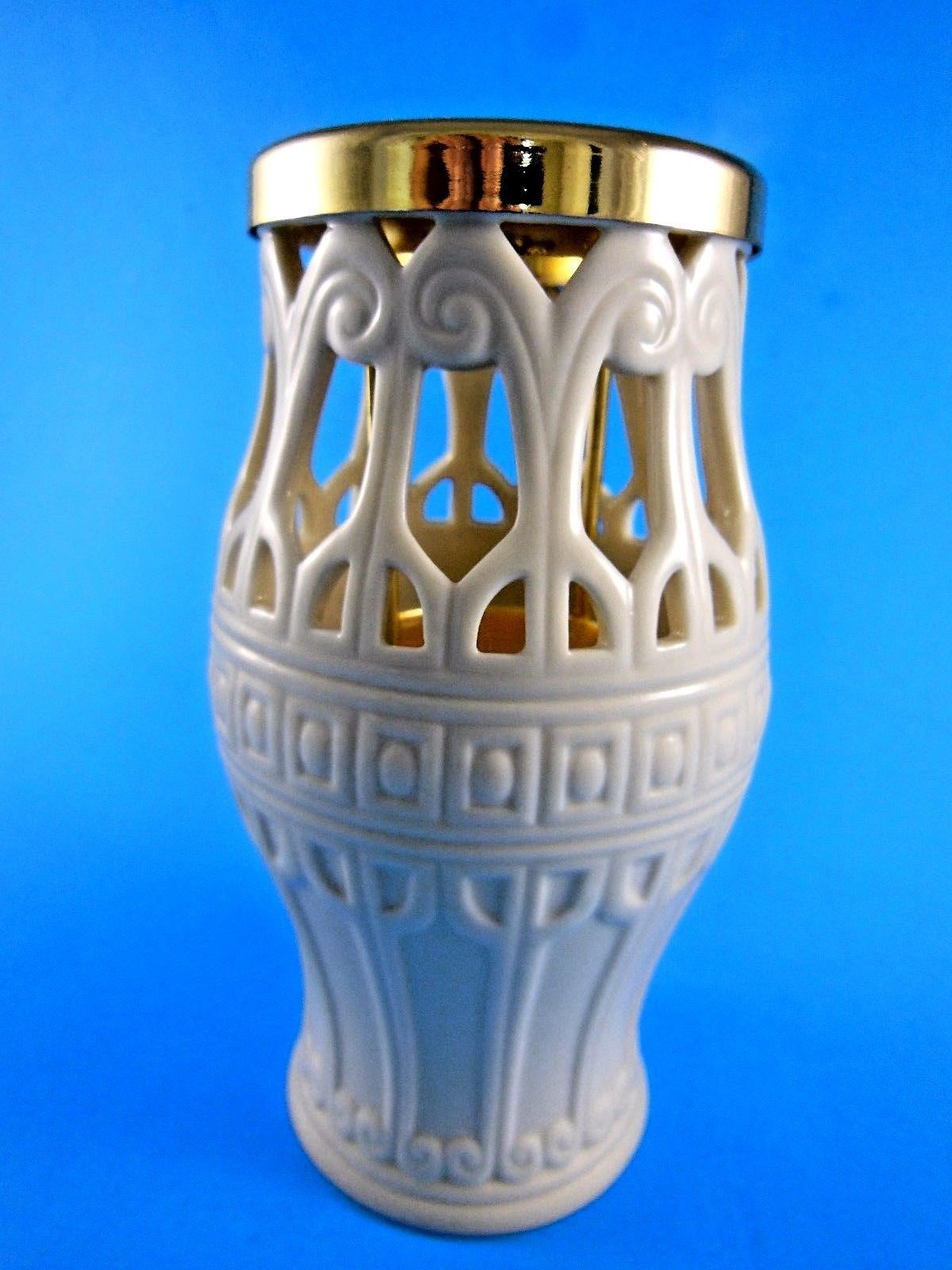 Lenox Handcrafted Tea Light with Gold Rim Vase shaped Ivory Color. 