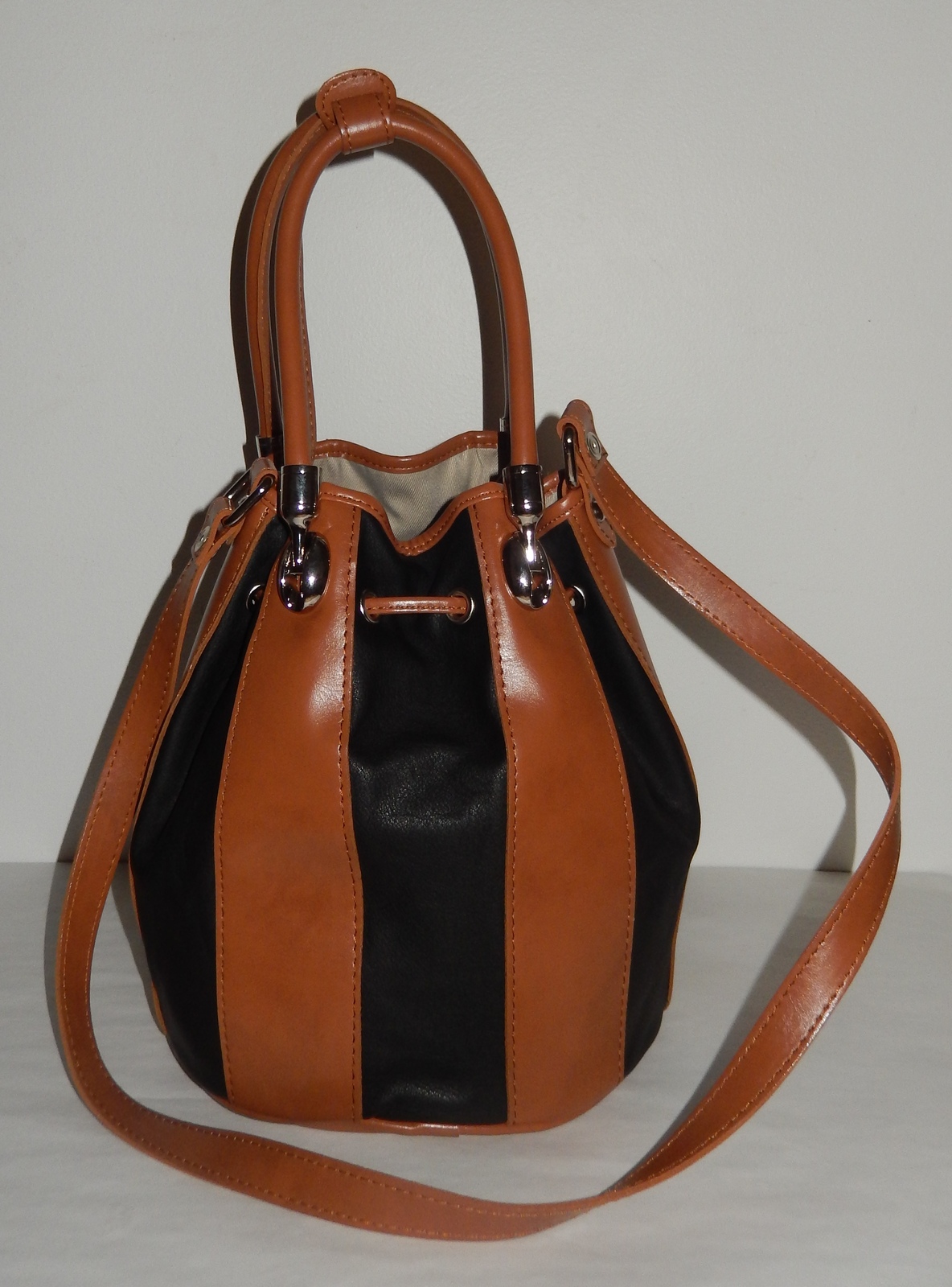 VALENTINA ITALIAN LEATHER DRAWSTRING BUCKET BAG IN BLACK/ TAN NWT
