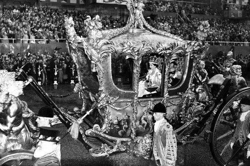 HM Queen Elizabeth II 24x30 inch Poster Coronation 1952 in carriage